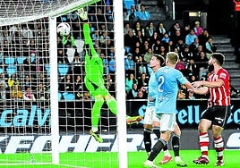 Berenguer marcó el gol olímpico para abrir el marcador, al que luego el Celta dio la vuelta con tantos de Swedberg y Hugo Álvarez.