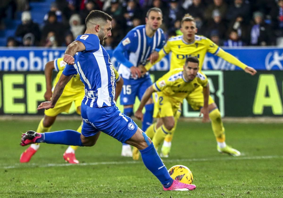 Rioja lanza el penalti del único gol del partido.