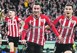 Elustondo trata de frenar a Nico Williams.