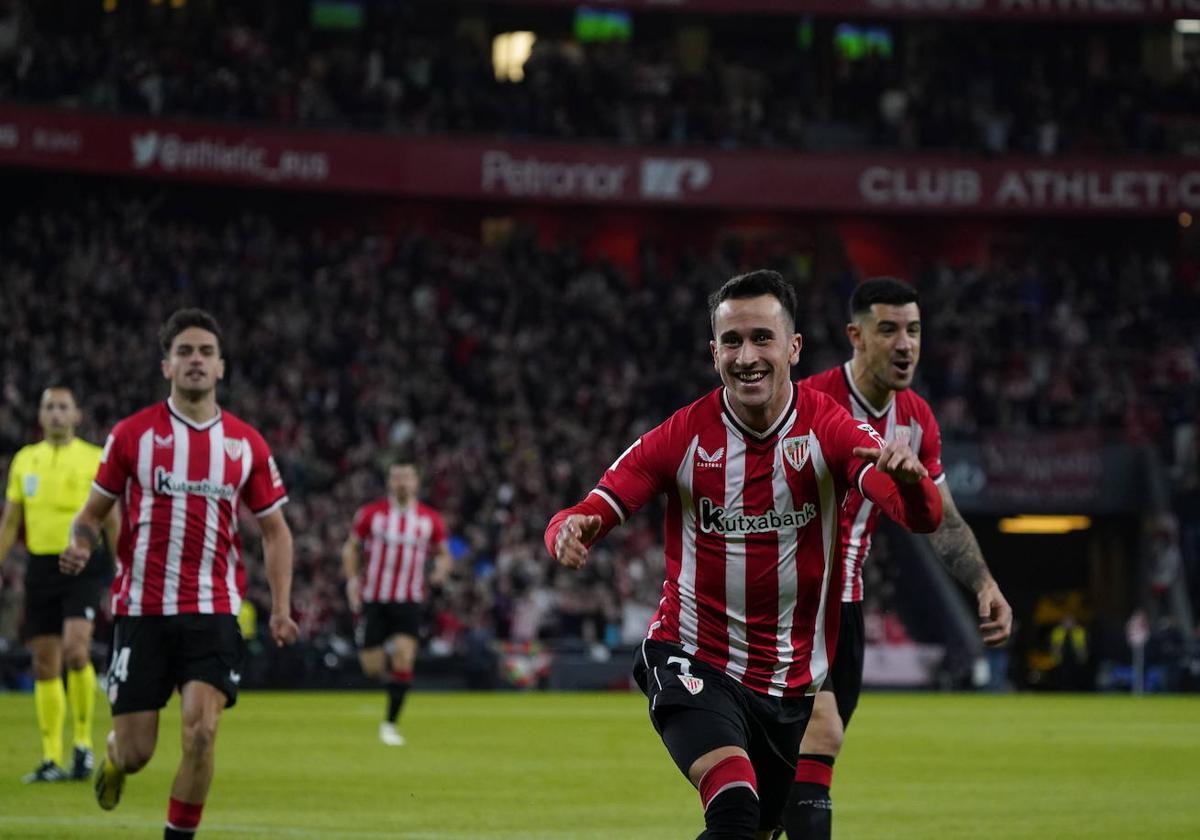 Berenguer celebra su primer gol junto a Yuri y Beñat.