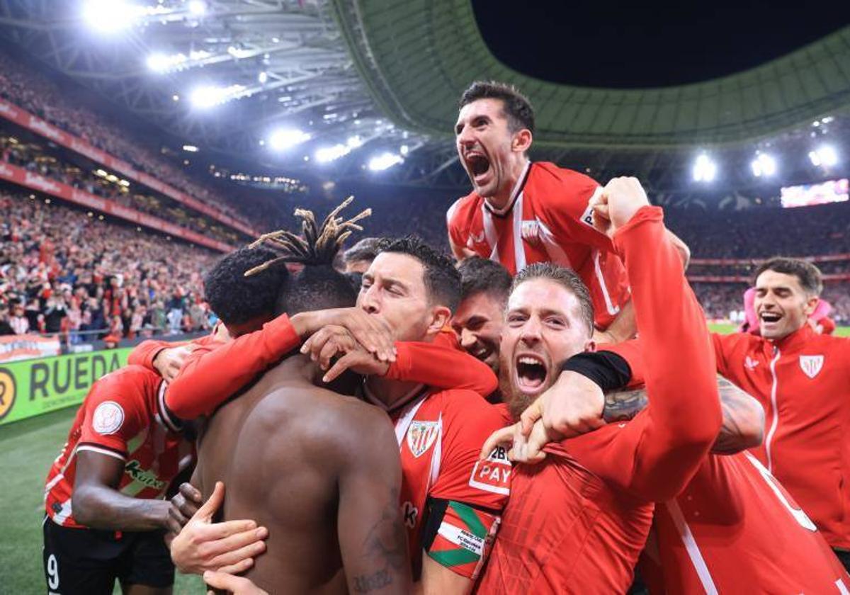 Los jugadores del Athletic celebran el gol de Nico.