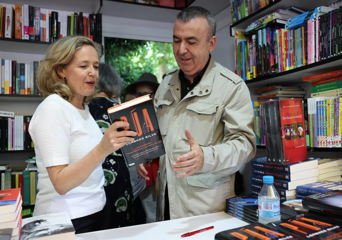 Calviño, este sábado en la feria del libro de Madrid con Lorenzo Silva.