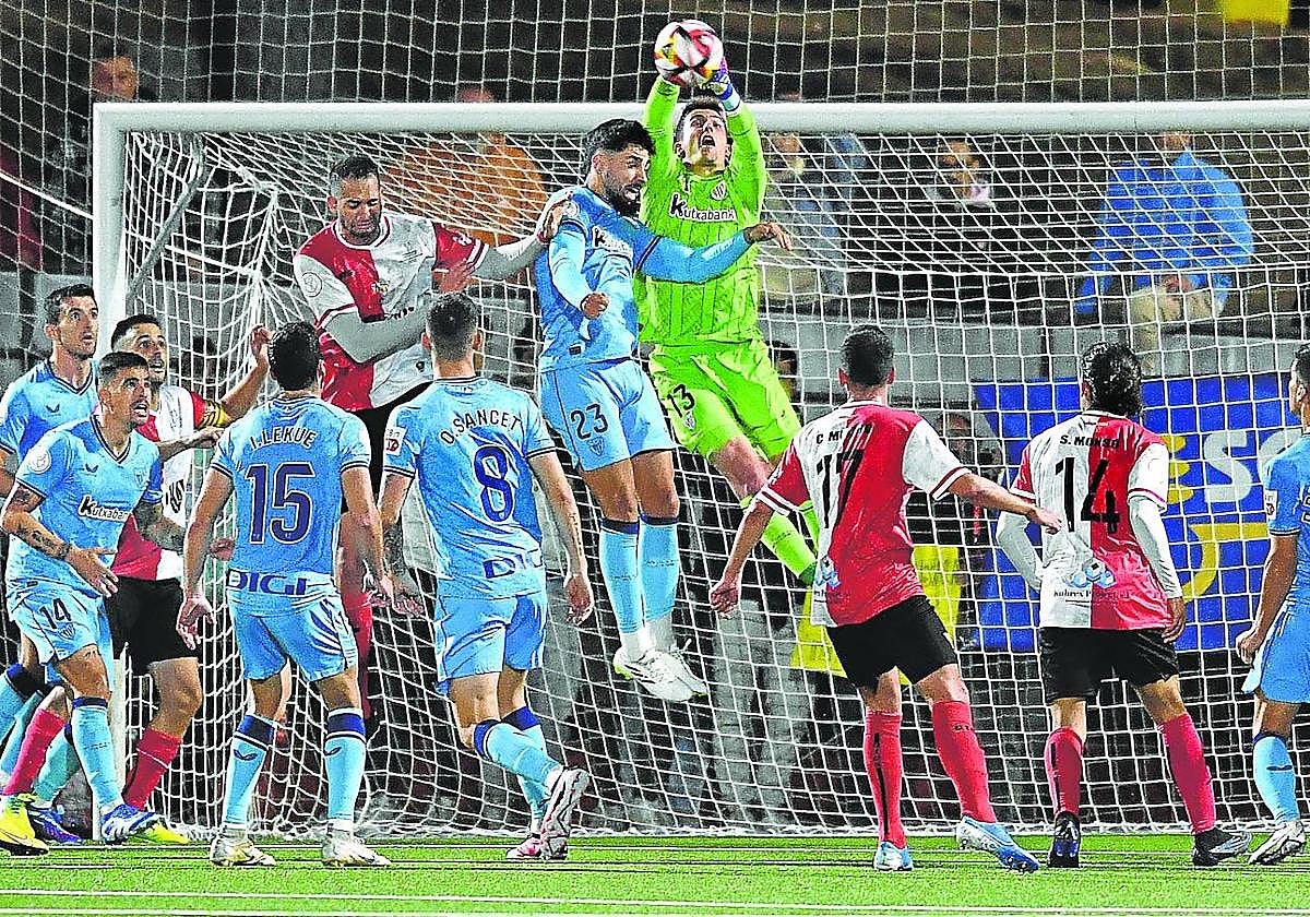El Athletic cumple el trámite de mala manera