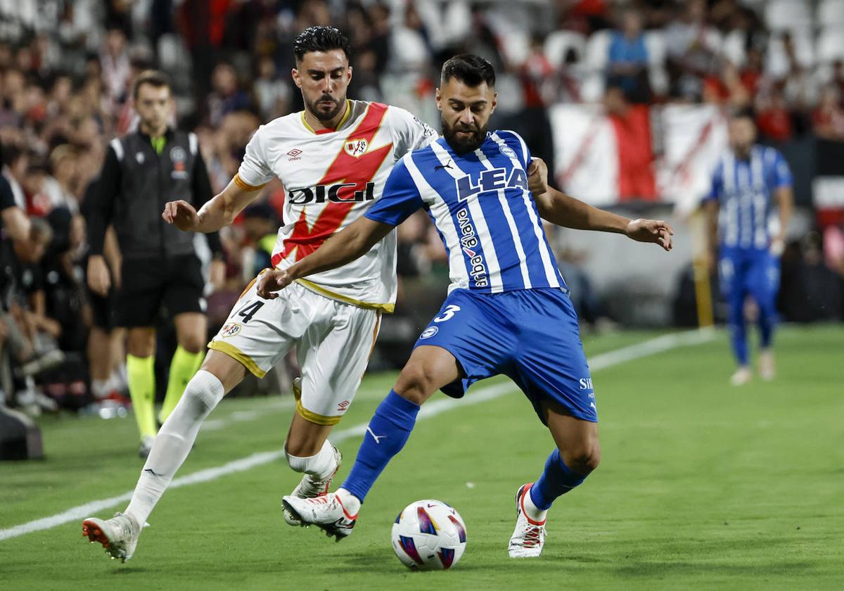 Duarte recibe una falta mientras conduce el balón en Vallecas.