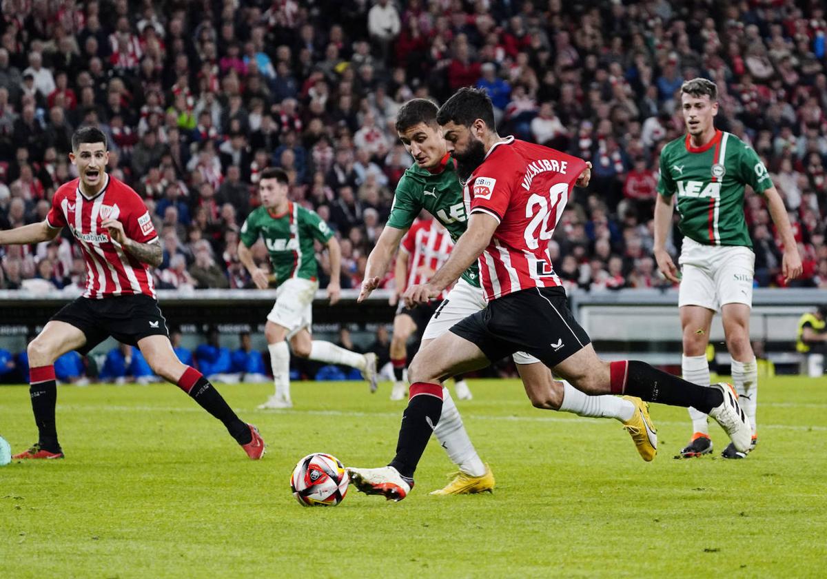 Villalibre arma la pierna para hacer el primer gol de la noche.