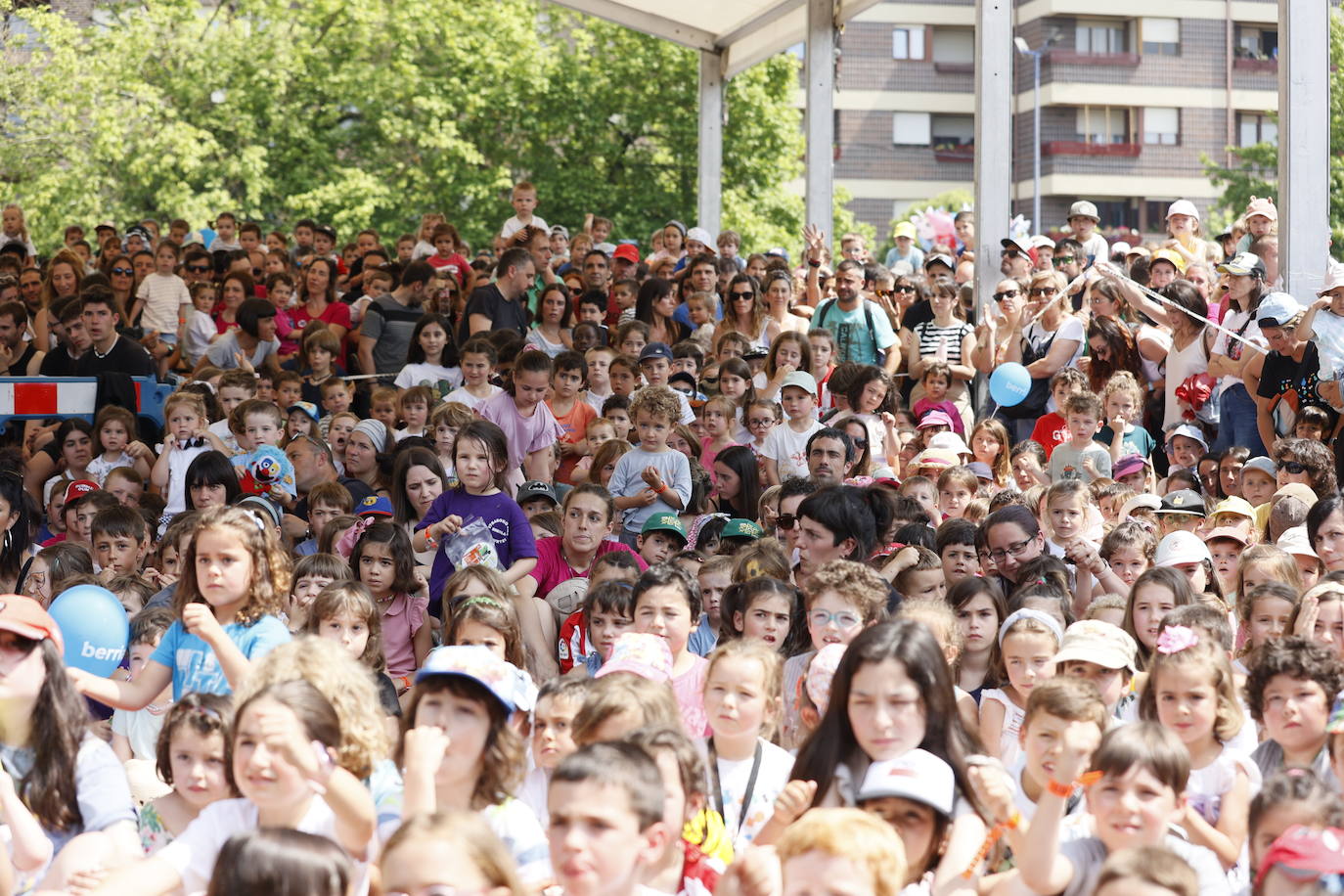 Oleada de apoyo a la escuela pública vasca en Mungia