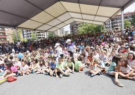 Oleada de apoyo a la escuela pública vasca en Mungia