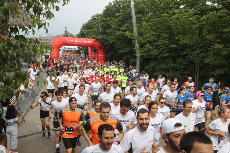 Un millar de personas participan en la carrera de empresas
