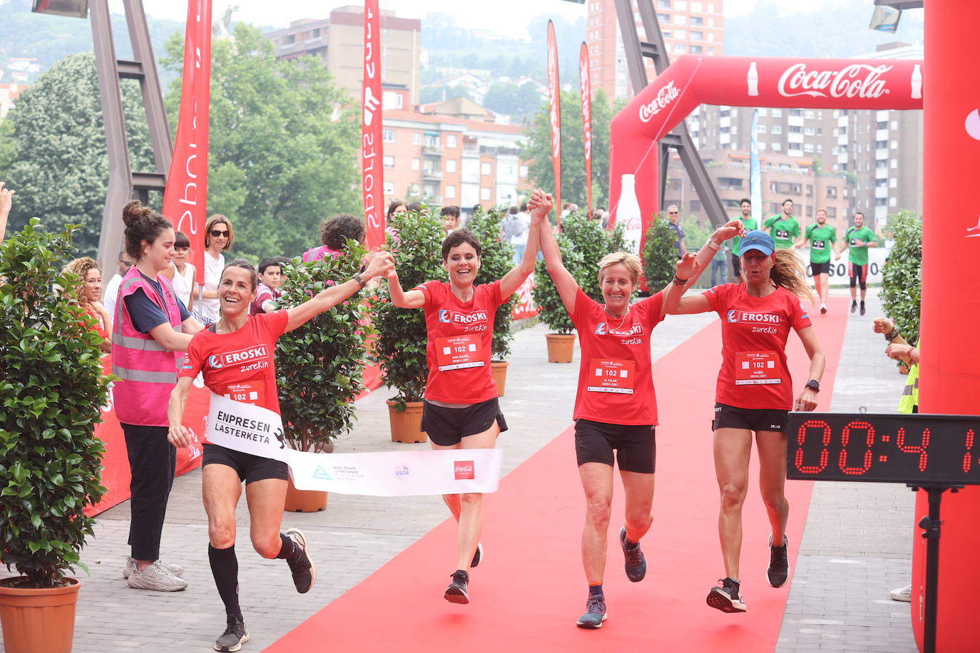Un millar de personas participan en la carrera de empresas