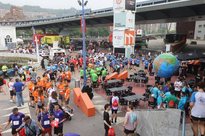 Un millar de personas participan en la carrera de empresas