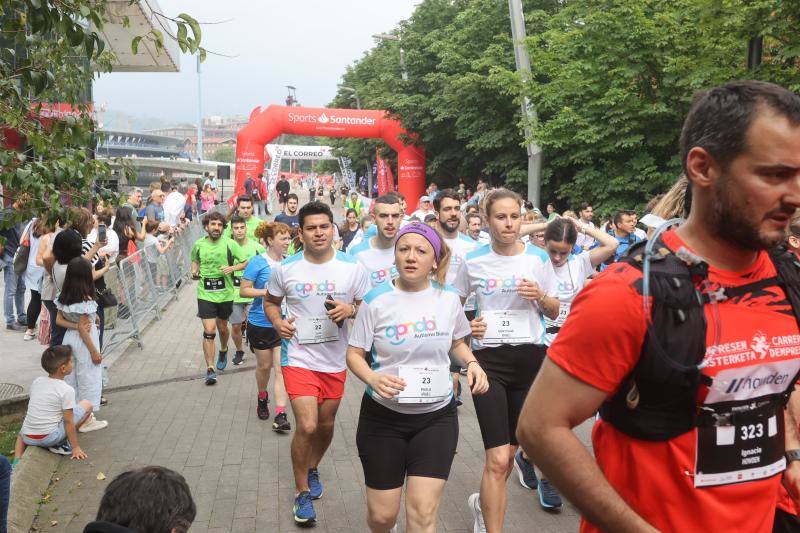 Un millar de personas participan en la carrera de empresas