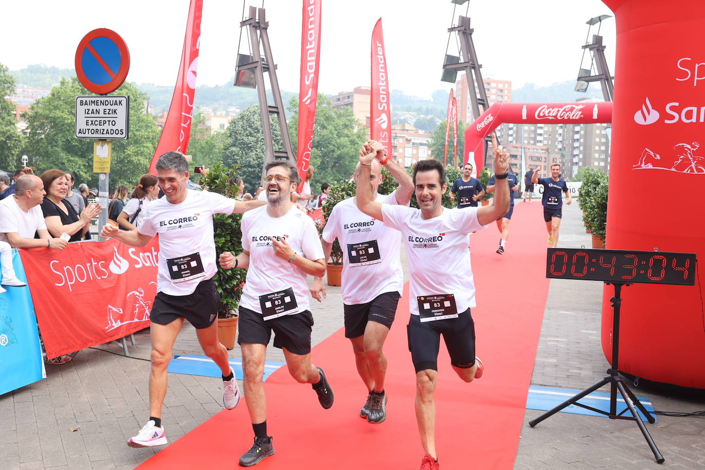 Un millar de personas participan en la carrera de empresas