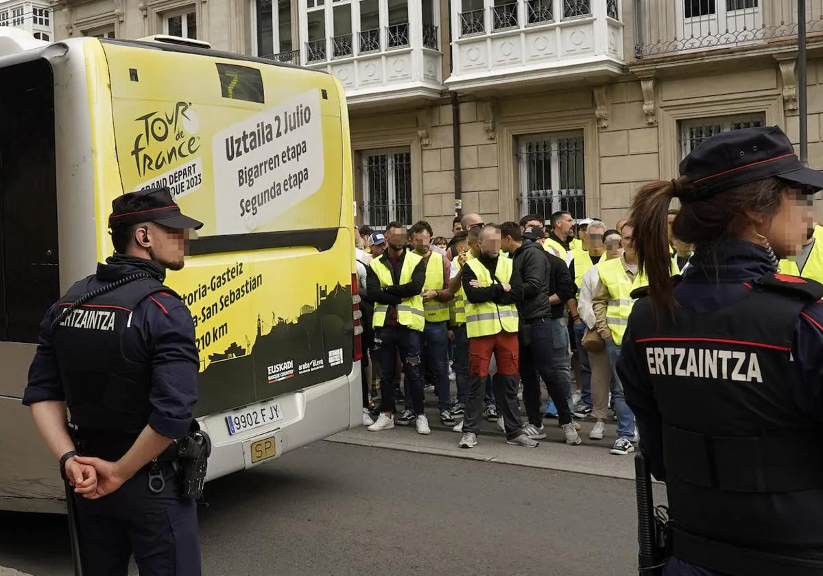 Ertzainas vigilando la concentración de sus compañeros frente al Parlamento vasco de Vitoria.