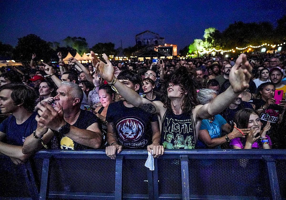 Un público entregado en el concierto que ofreció el pasado año Offspring en el escenario principal del Azkena.
