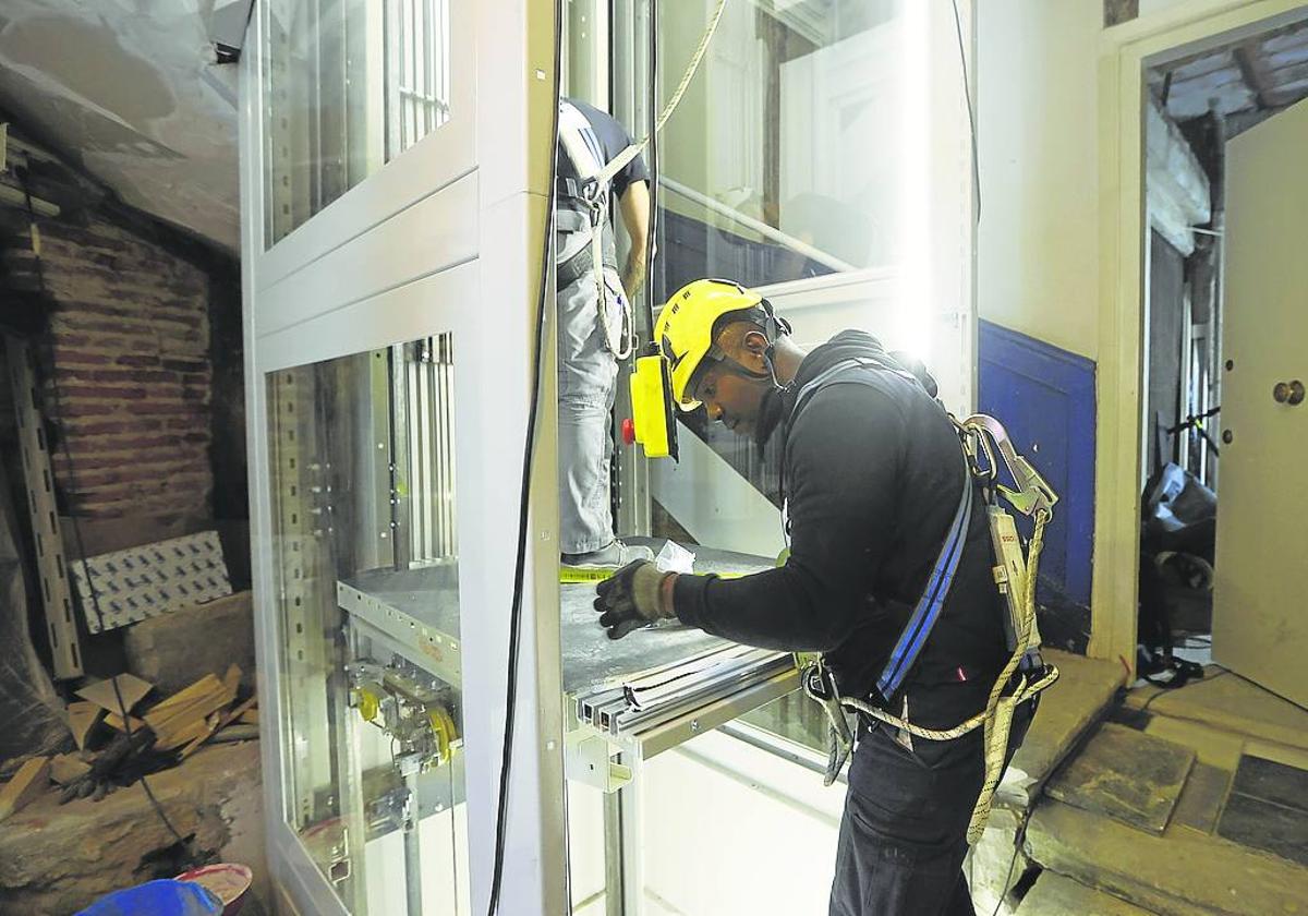 Un empleado de Elevadores Henao trabaja en la obra de un ascensor en el Casco Viejo.