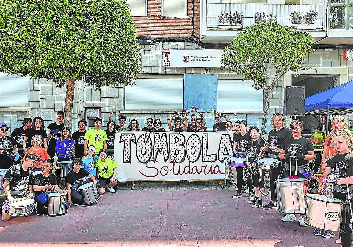 La batukada puso la música en la zona donde estaba la tómbola organizada por un grupo de Cofu.