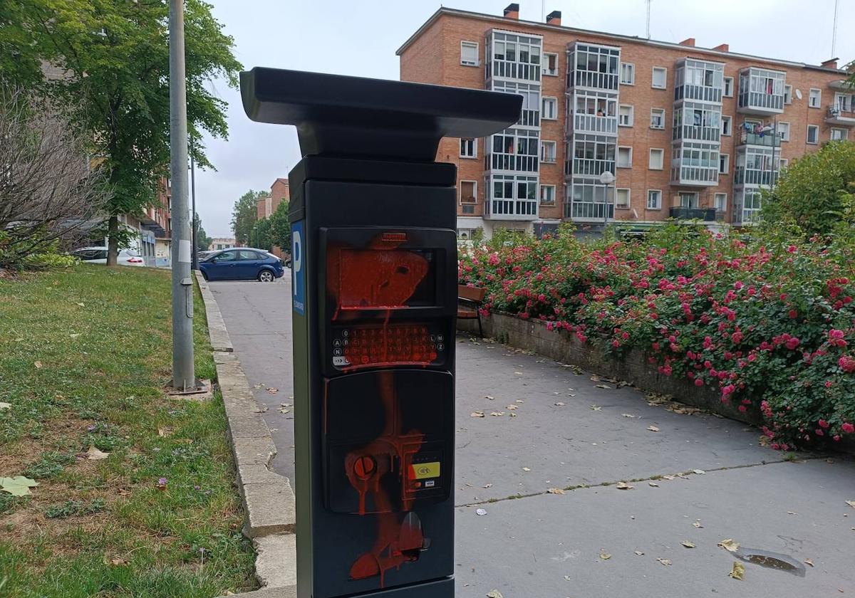 Uno de los parquímetros atacados en Adurza.