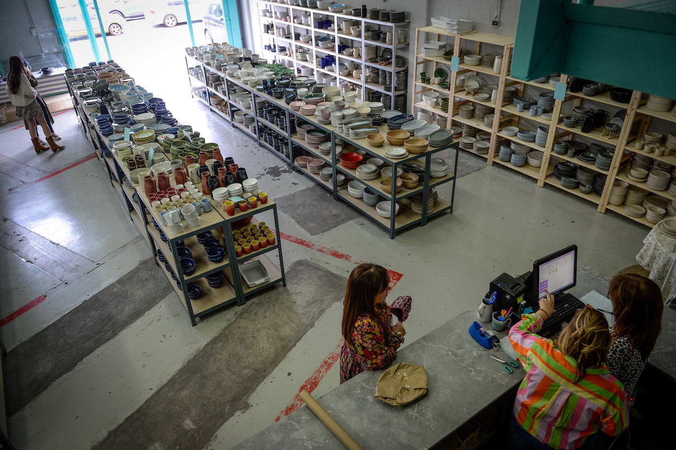 La ilusión de una viajera: Carmen abre en Barakaldo el primer outlet de cerámica de Euskadi