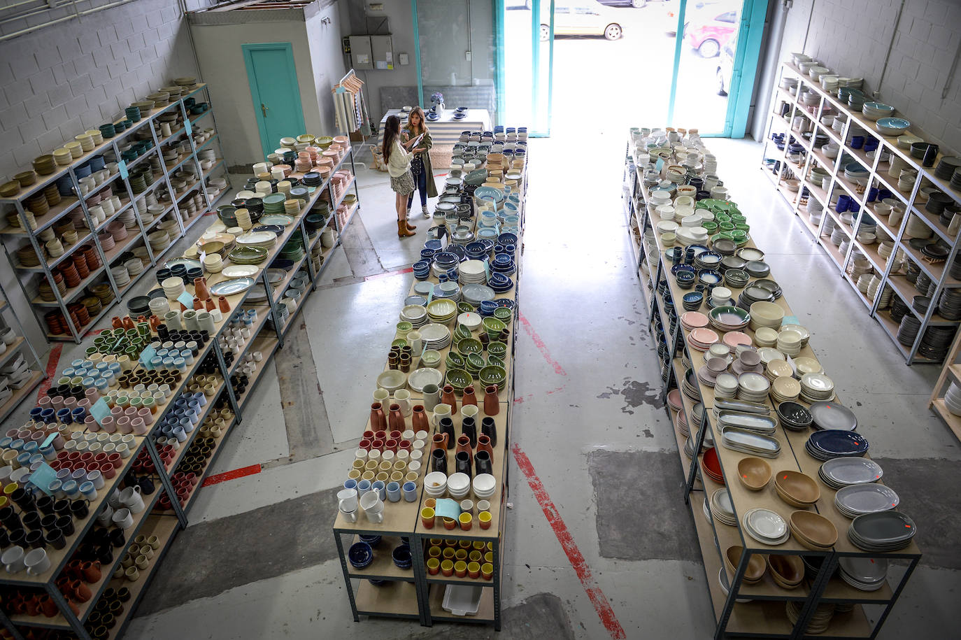 La ilusión de una viajera: Carmen abre en Barakaldo el primer outlet de cerámica de Euskadi