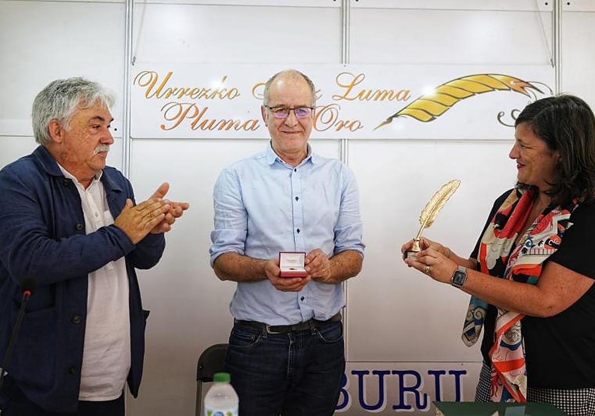 Asier Muniategi, Pello Unzurrunzaga, de Itxaropena, y Begoña Ibarra, directora foral de Cultura.