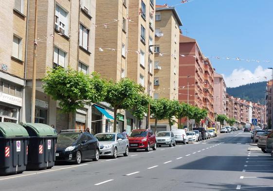 Los negocios de toda la vida conviven con lonjas de las que cuelgan carteles de 'se vende' y 'se alquila'.