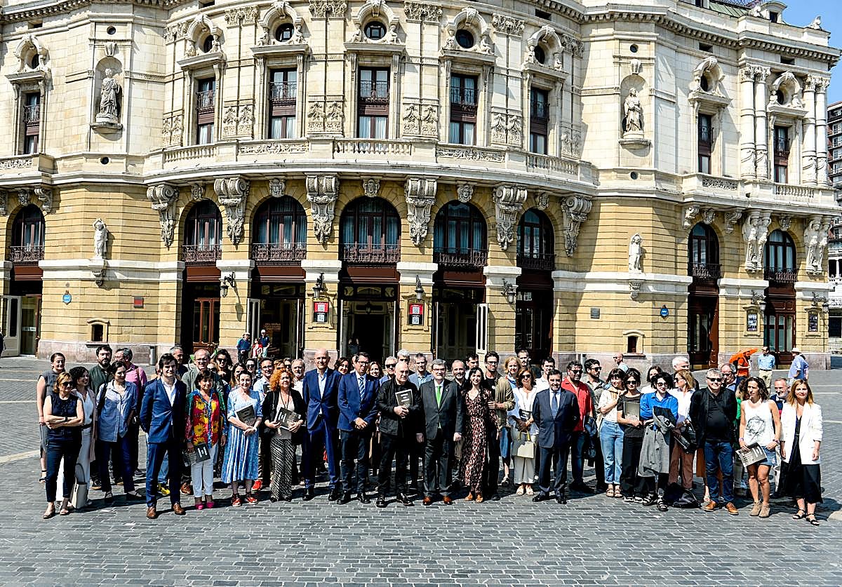 Calixto Bieito, director artístico del Arriaga, flanqueado por Juan Mari Aburto, alcalde de Bilbao, y el concejal de Cultura, Gonzalo Olabarria, junto a protagonistas y patrocinadores de la próxima temporada.