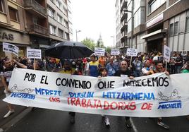 Trabajadores de Michelin se han manifestado esta tarde por el centro de la ciudad.