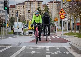 Dos ciclistas pedalean por un bidegorri de Vitoria.
