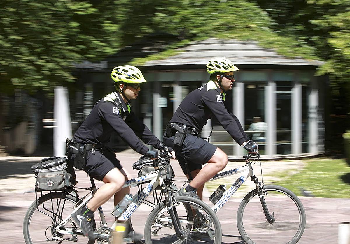 Los 'bici-polis' vuelven a pedalear por Vitoria.