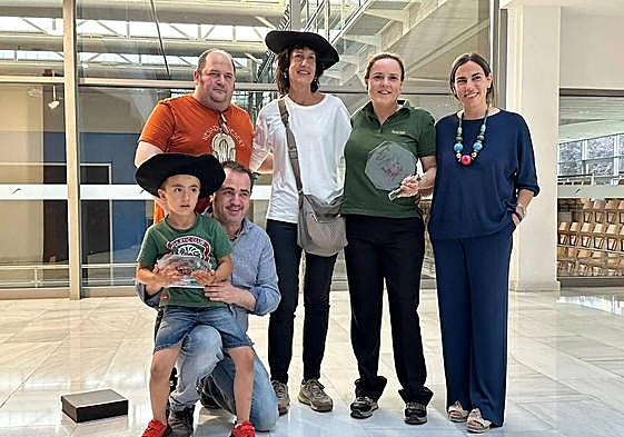 Foto con los ganadores del certamen