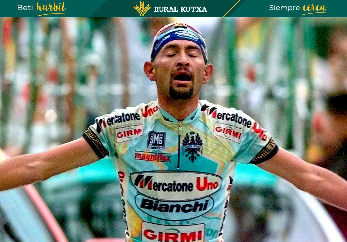 Escalador. Pantani entra ganador en Les Deux Alpes, en 1998.