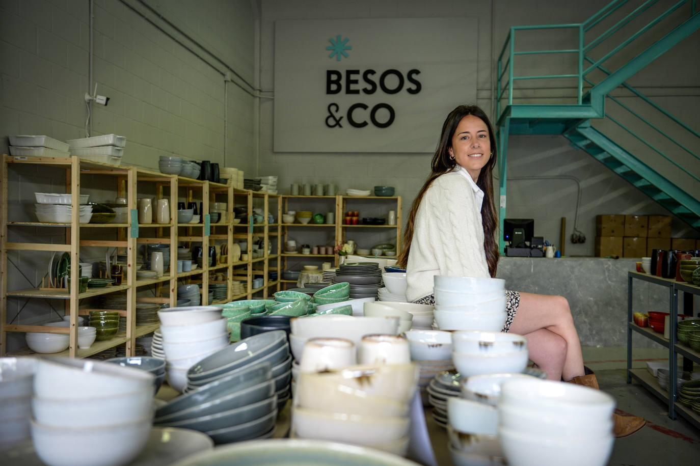 La ilusión de una viajera: Carmen abre en Barakaldo el primer outlet de cerámica de Euskadi