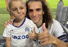 Kenzo posa junto a su ídolo, Guendouzi.