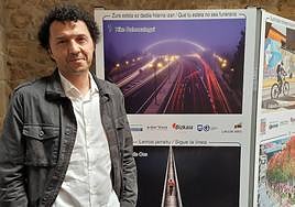 Kike Balenzategui, ganador del certamen organizado por Stop Violencia Vial, posa junto a su fotografía