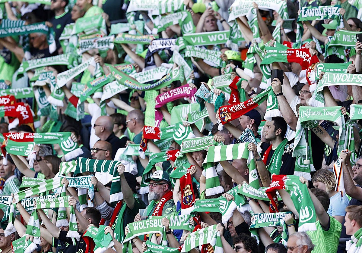 Hinchas del Wolfsburgo en la final del sábado en Eindhoven.