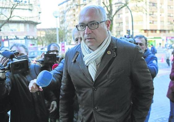 Alfredo de Miguel accede en 2019 al Palacio de Justicia de Vitoria.