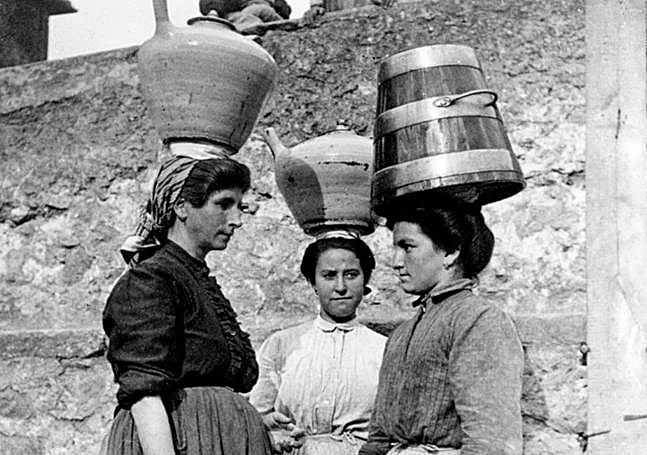 Tres mujeres transportando pegarras y herrada en la cabeza (Begoña). Eulalia Abitua.