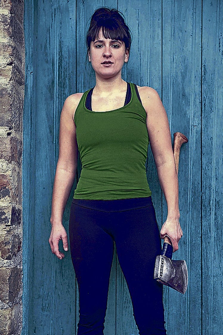 Irati Astondoa, posando en Zeanuri, es hija del mítico campeón de siega y Hacha de Oro individual.