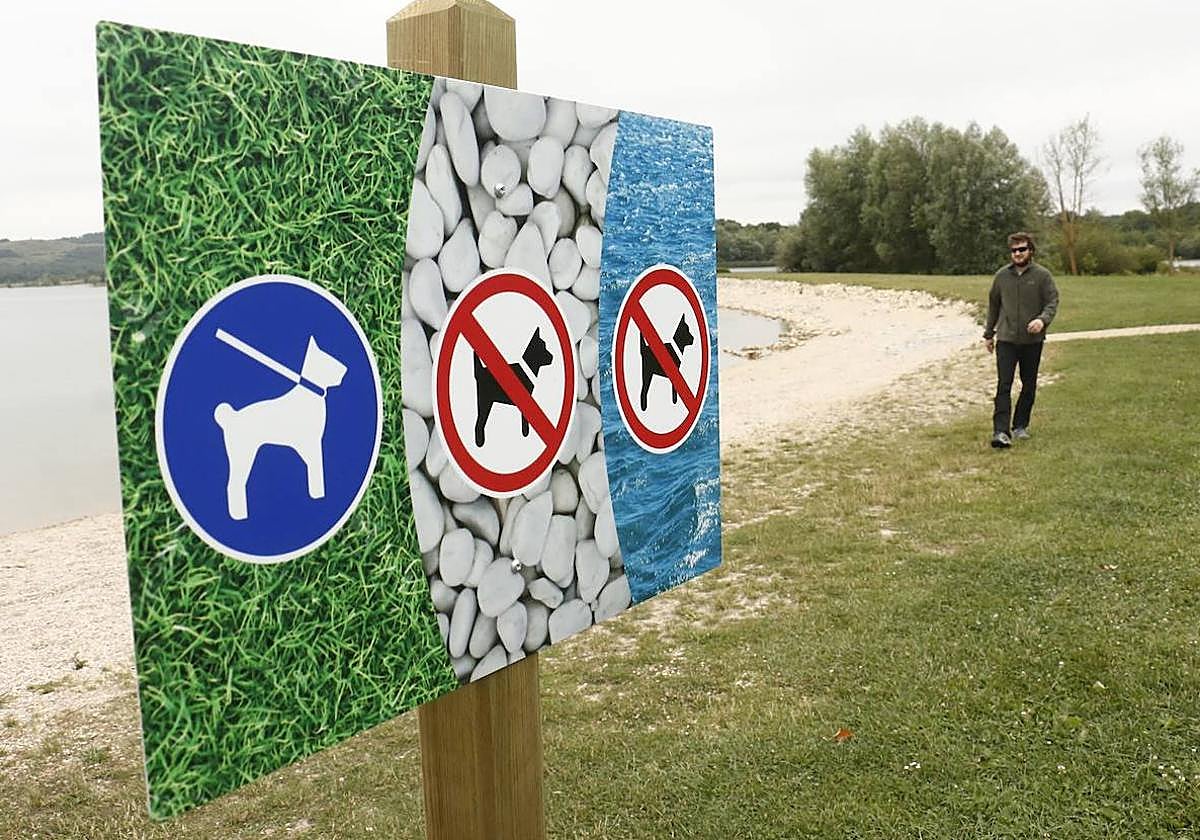 Uno de los carteles instalados que recuerdan las normas a los dueños de los perros.