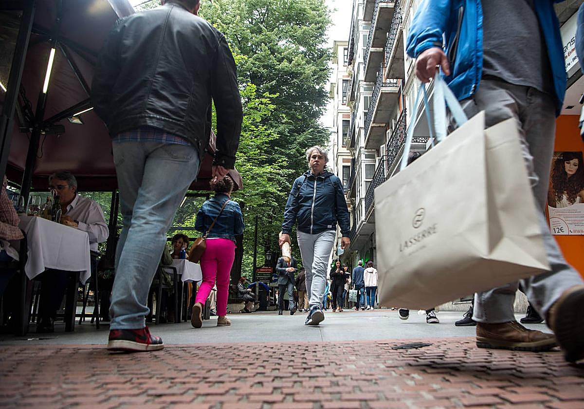 Compradores y paseantes en Abando, una de las zonas con los ingresos más altos en Bilbao.