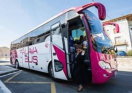 Una usuaria desciende de un vehículo de AlavaBus en Nanclares de la Oca.