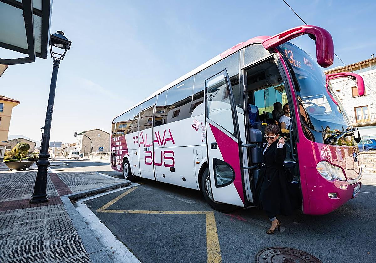 Una usuaria desciende de un vehículo de AlavaBus en Nanclares de la Oca.