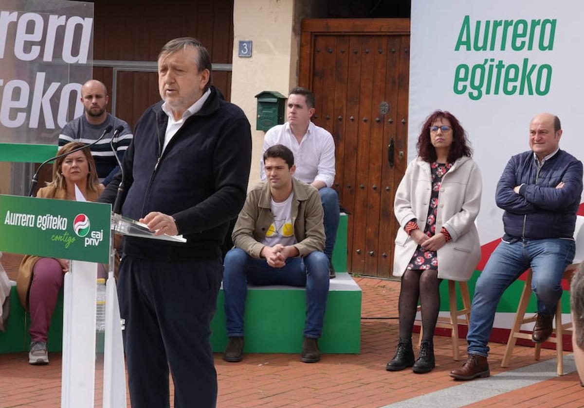 El presidente del PNV alavés, José Antonio Suso, en un mitin de campaña en presencia de Andoni Ortuzar y Raúl García Ezkerro, el candidato jeltzale en Laguardia (con camisa blanca).