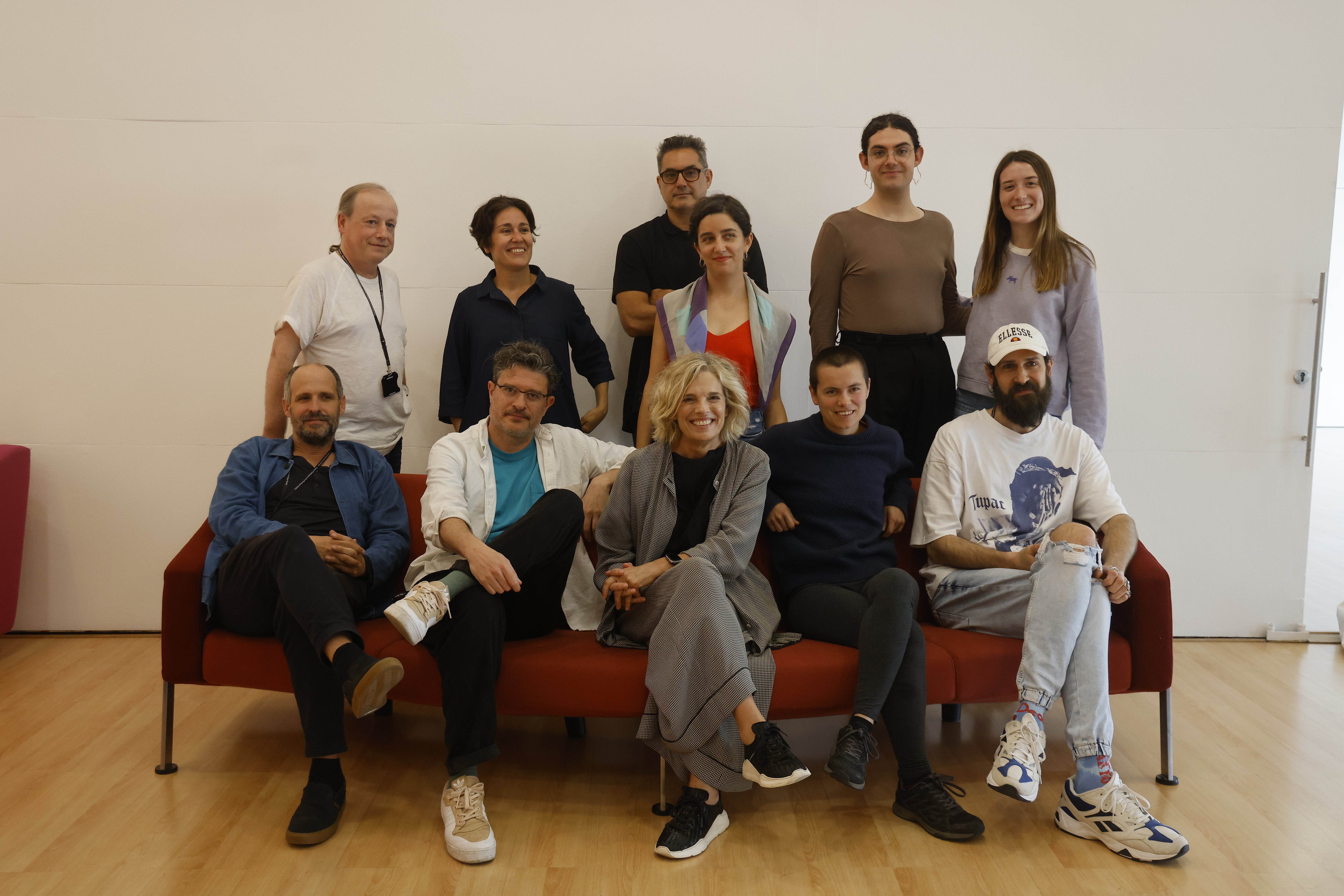 Algunos de los autores seleccionados, junto a profesores y responsables de Artium y Tabakalera.