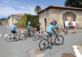 Varios usuarios de la bicicleta en Valdegovía.