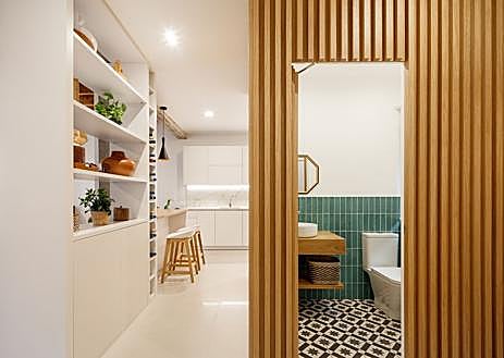 Imagen secundaria 1 - La isla es el elemento sobre el que gira toda la planta primera. La cocina se abre al salón sin impedimentos. Detalle de la escalera que sube hasta el altillo.