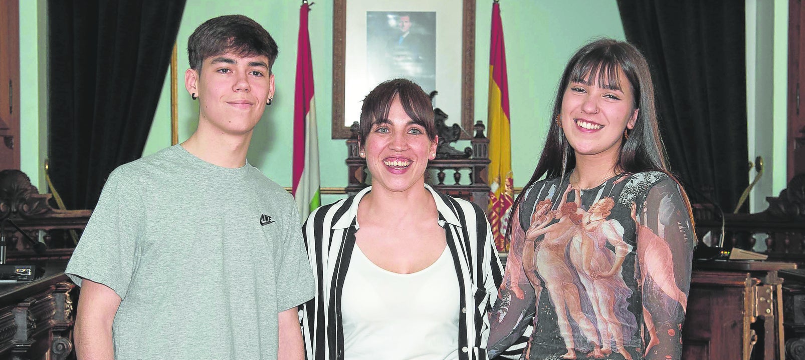 Iván Vozmediano, la concejala de Festejos, Andrea Gordo, y Mara Vázquez, en el salón de plenos en el que fueron elegidos.