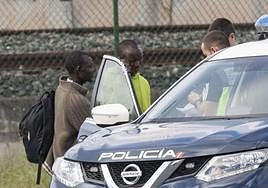 Agentes de la Policía Nacional identifican a dos migrantes en la frontera de Irún.