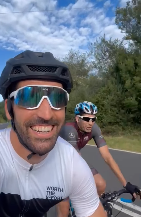 (12/06/2023) Raúl García sigue a tope con el deporte en el inicio de sus vacaciones. En esta ocasión, ha salido a correr en bici junto a un amigo por la costa vizcaína.