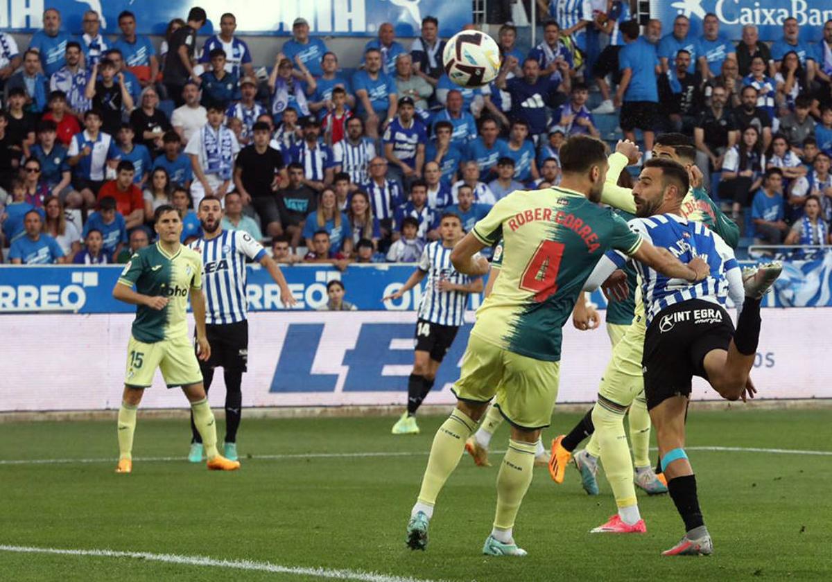 Abde remate el centro de Rioja para marcar el primer gol.